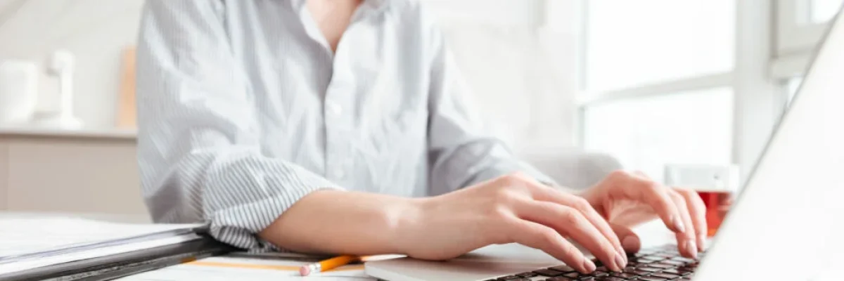 brunette-woman-typing-email-laptop-computer-while-sitting-home-selective-focus-hand-1024×683 brunette-woman-typing-email-laptop-computer-while-sitting-home-selective-focus-hand-1024x683
